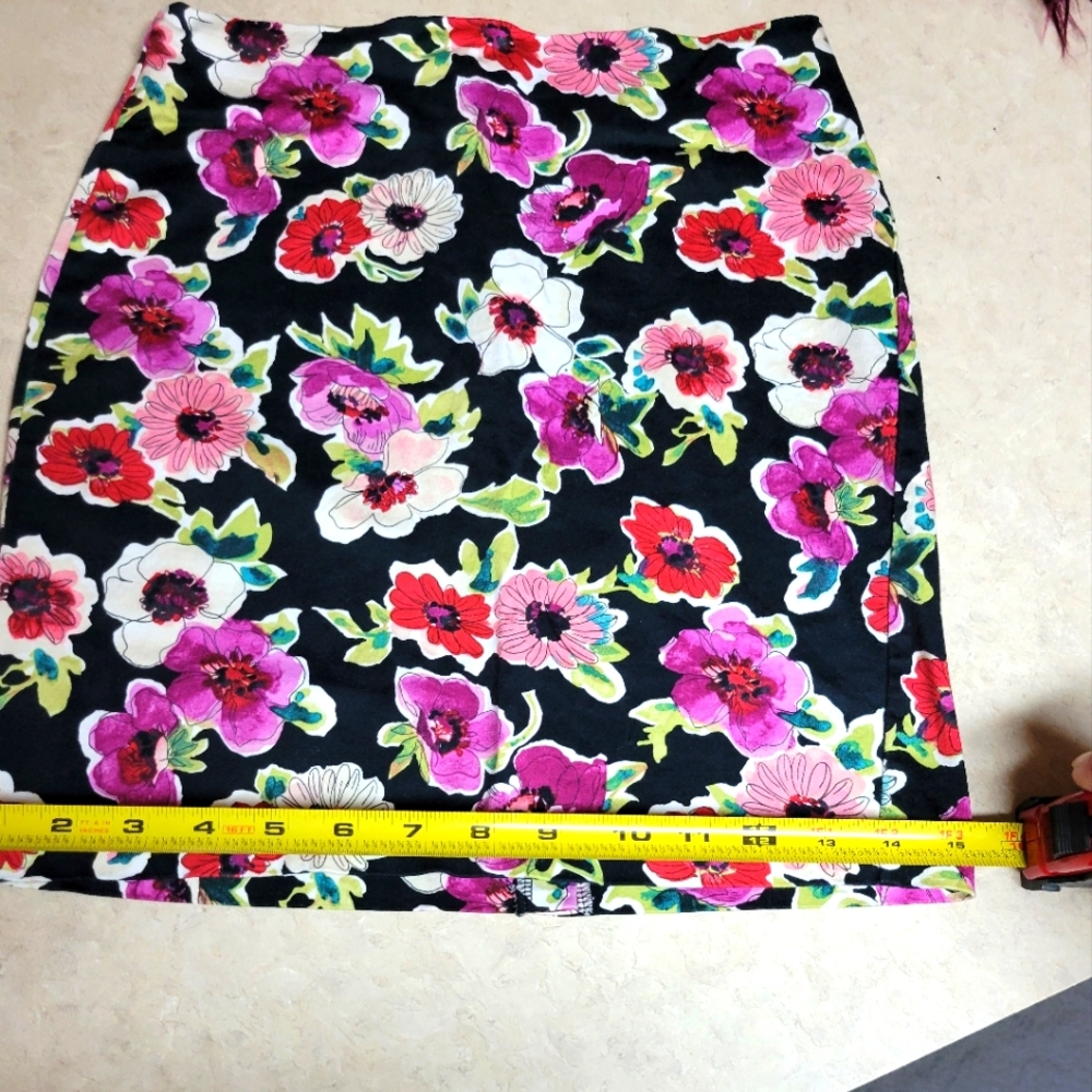Forever 21 women size small petite floral pencil skirt